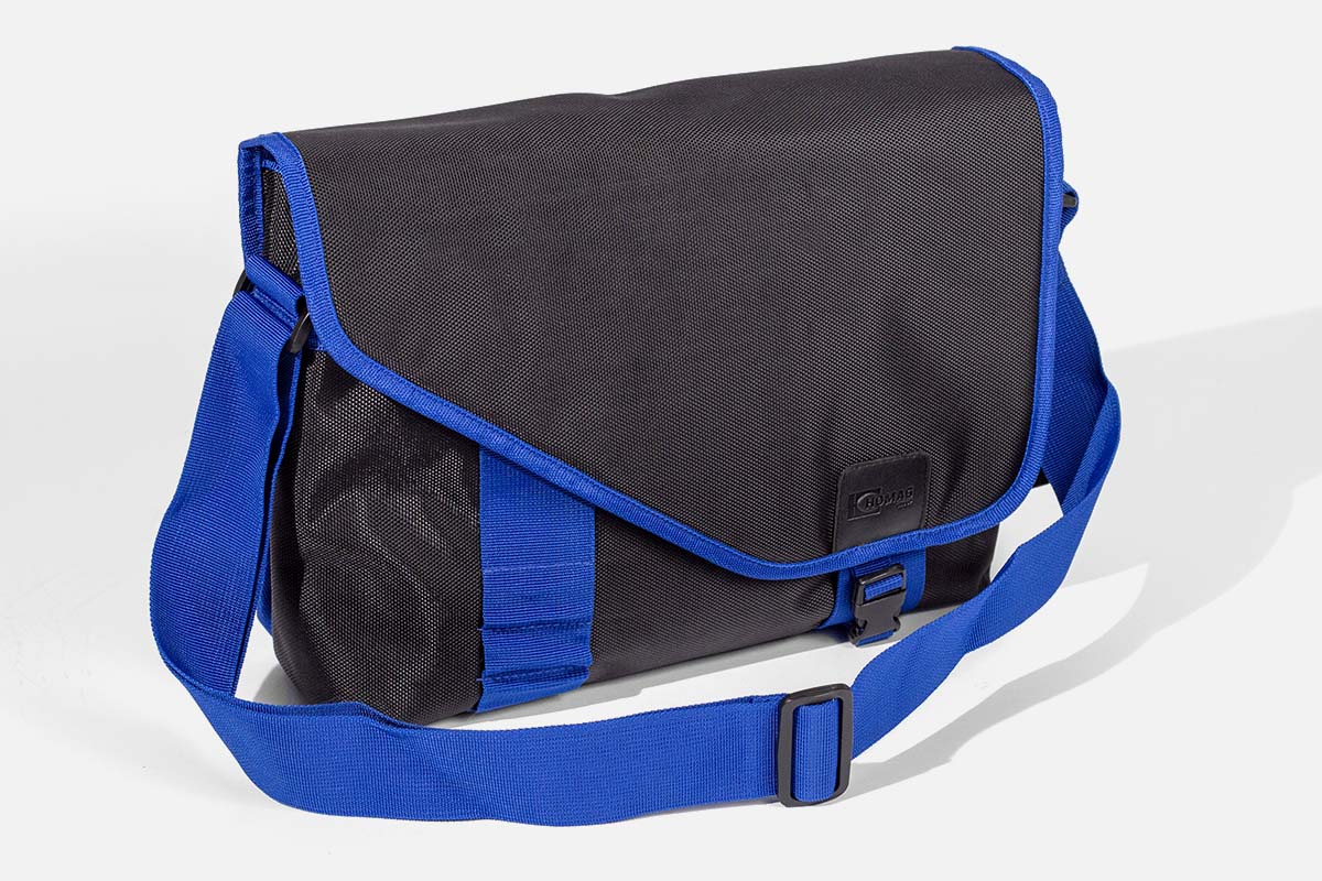 messengerbag-schwarz-blau-logo-gepraegt-teaser