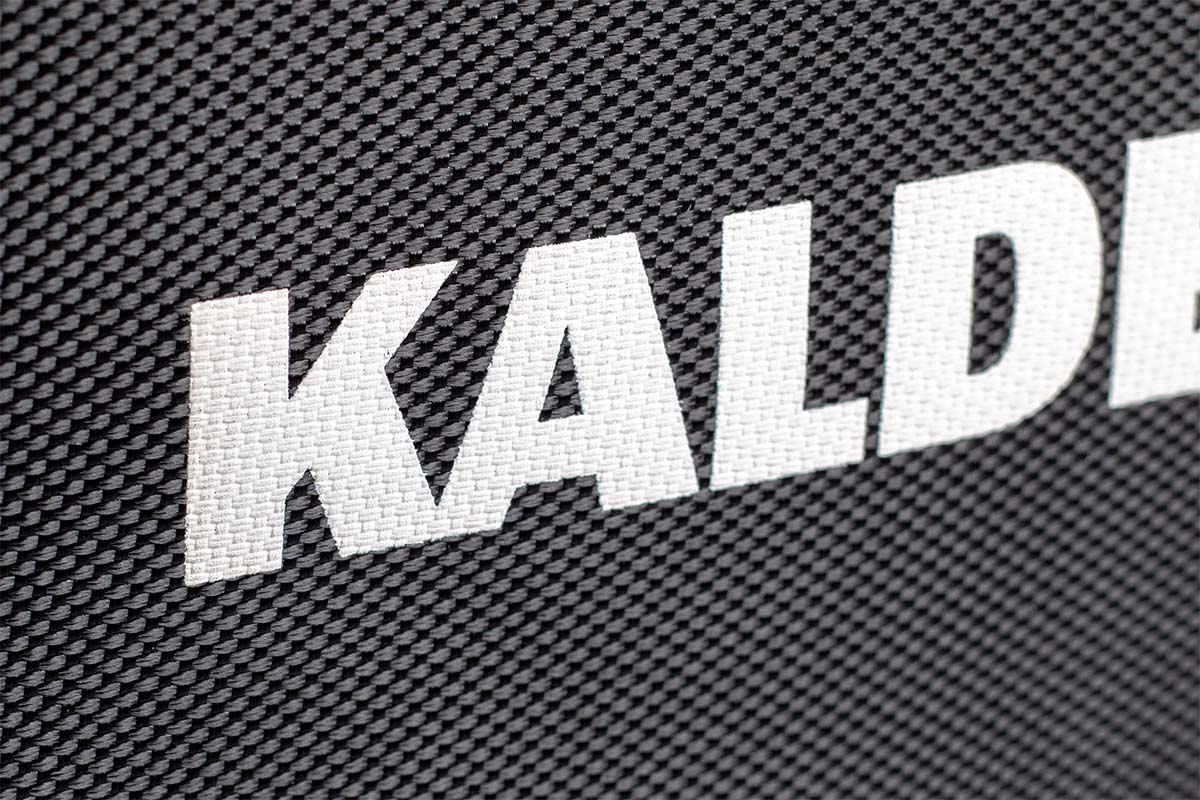 transporttasche-kollektionsmappe-emaillemuster-siebdruck-weiss